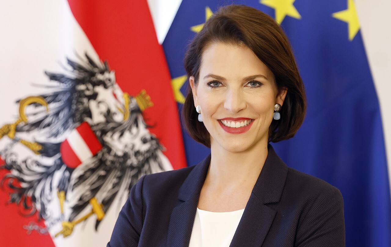 Edtstadler: "Putin, Avusturya’ya gelirse tutuklanacak"