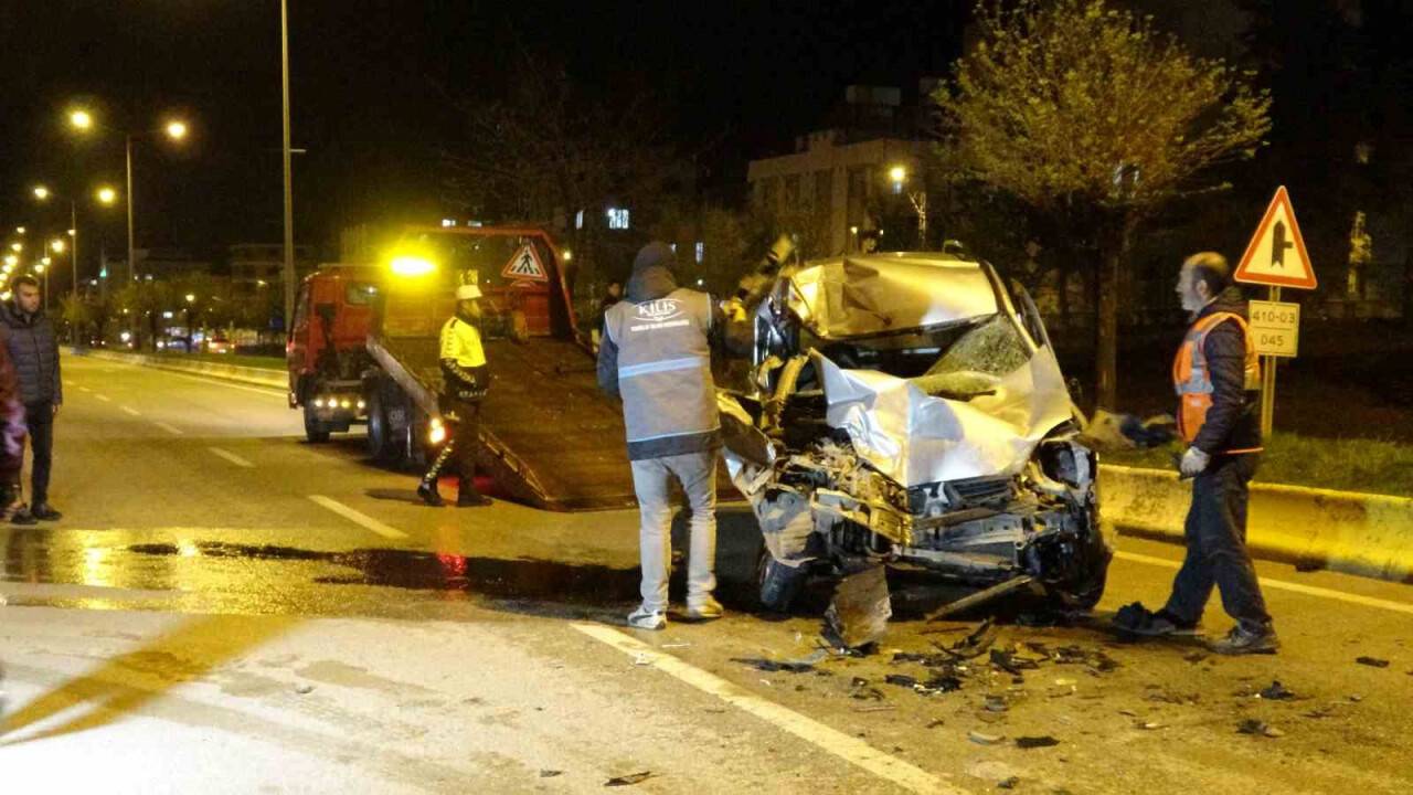 Hafif ticari araçla tır çarpıştı: 1 yaralı