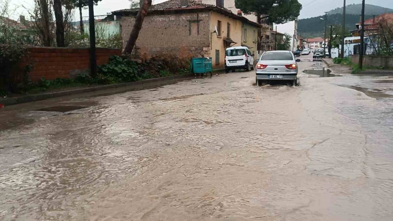 Yağmur doldu taştı