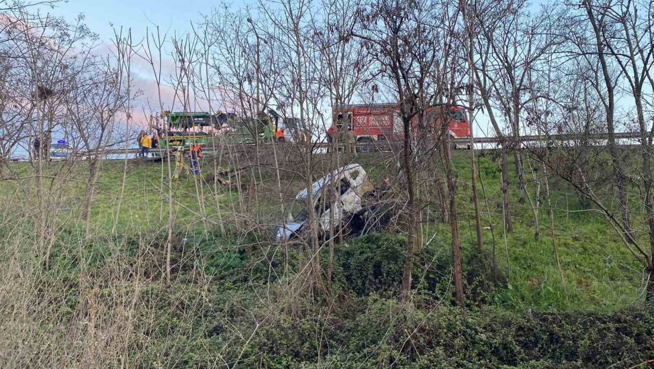 Şarampole yuvarlanan araç sürücüsü hayatını kaybetti