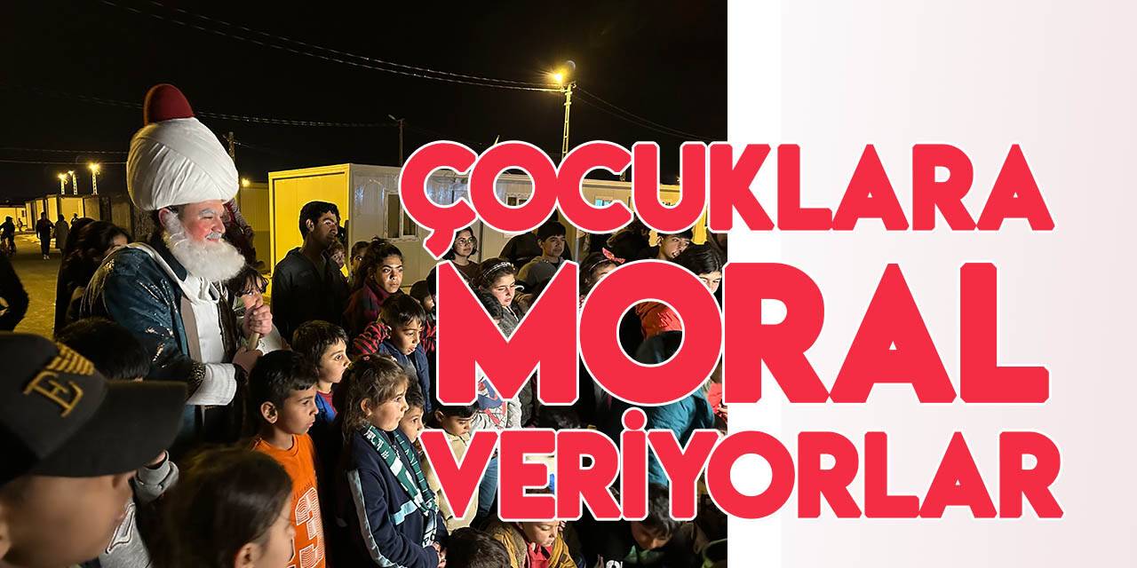 Depremzede çocuklara moral veriyorlar