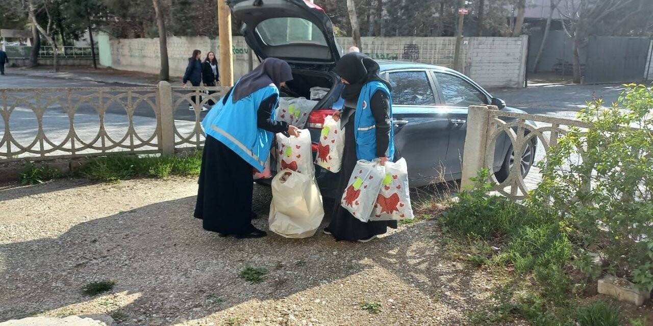 Hafız misafirlere hediye