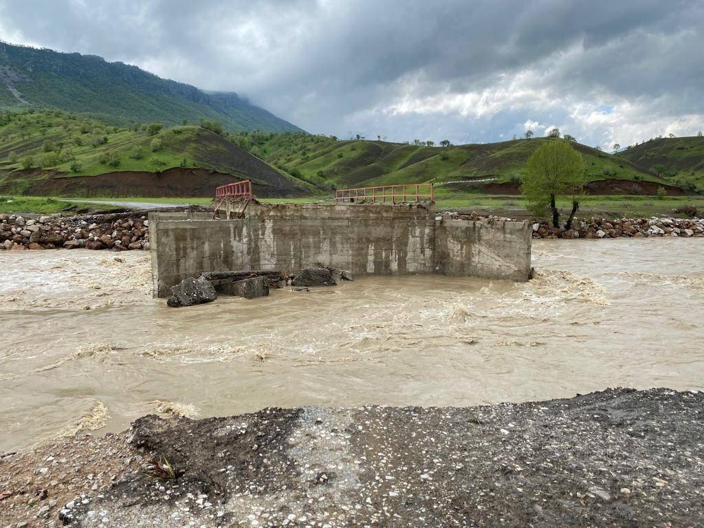 Sağanak yağış köprüleri yıktı, köy yolları ulaşıma kapandı