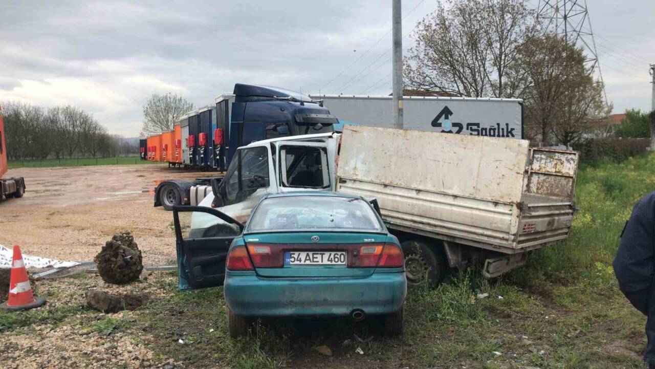 Kamyonet ile otomobil çarpıştı: 2 yaralı