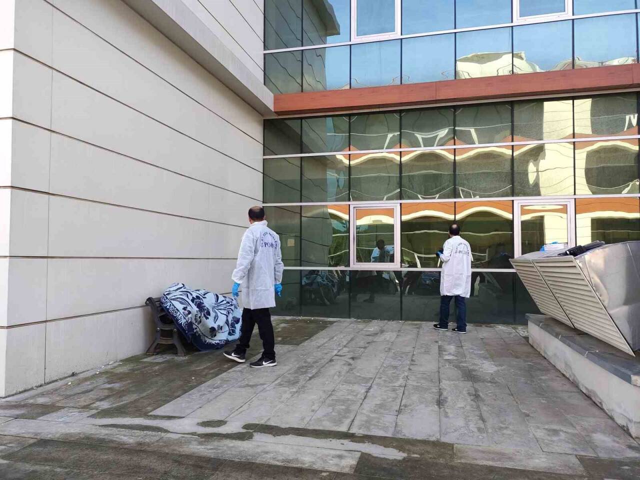 Hastane bahçesindeki bankta ölü bulundu