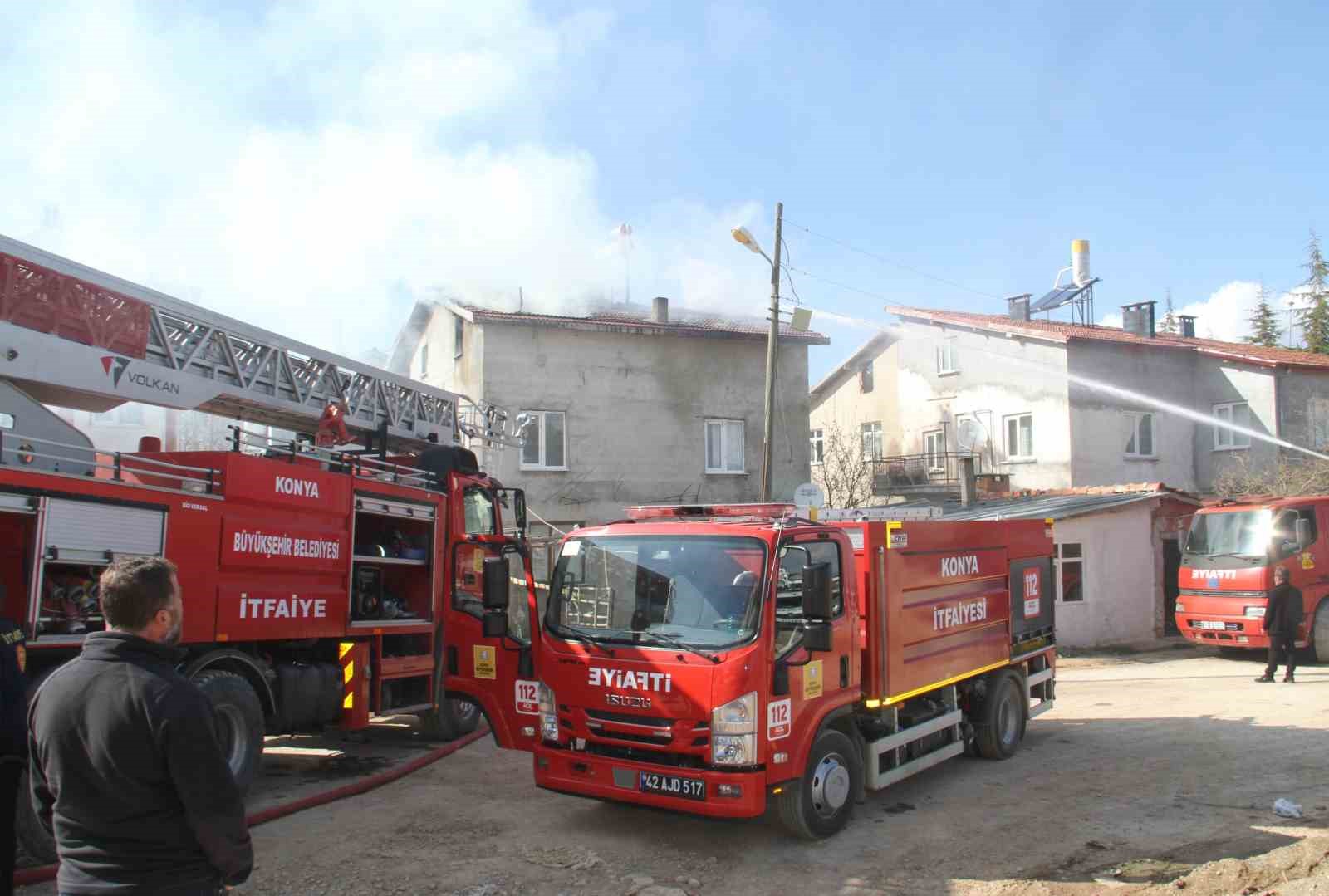 Konya'da ilaç yazdırmaya giden şahsın evinin çatısında yangın!