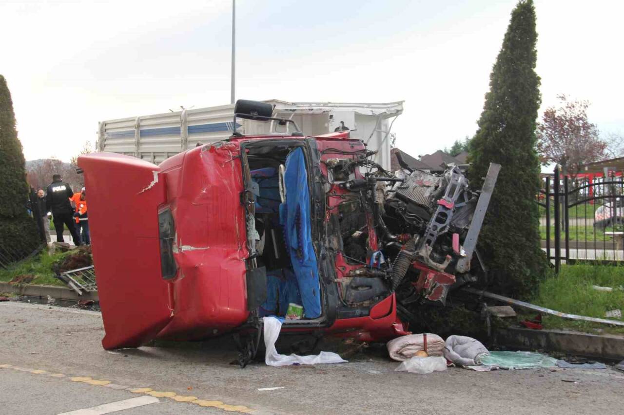Devrilen kamyon karayolunu kapattı, zincirleme kaza oldu