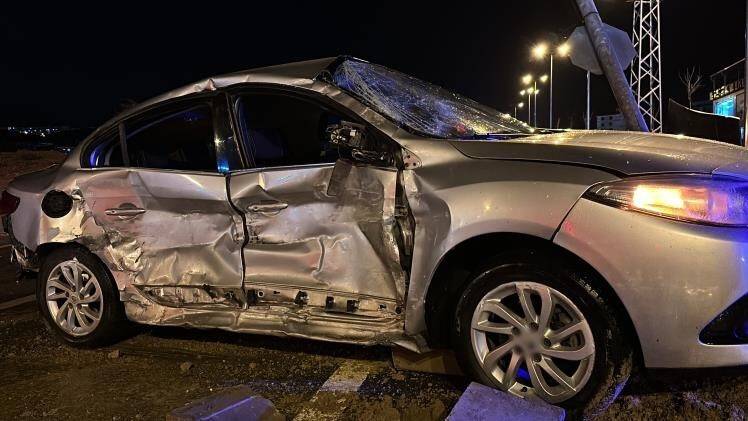 Tır ile otomobil çarpıştı: 1’i ağır 3 yaralı