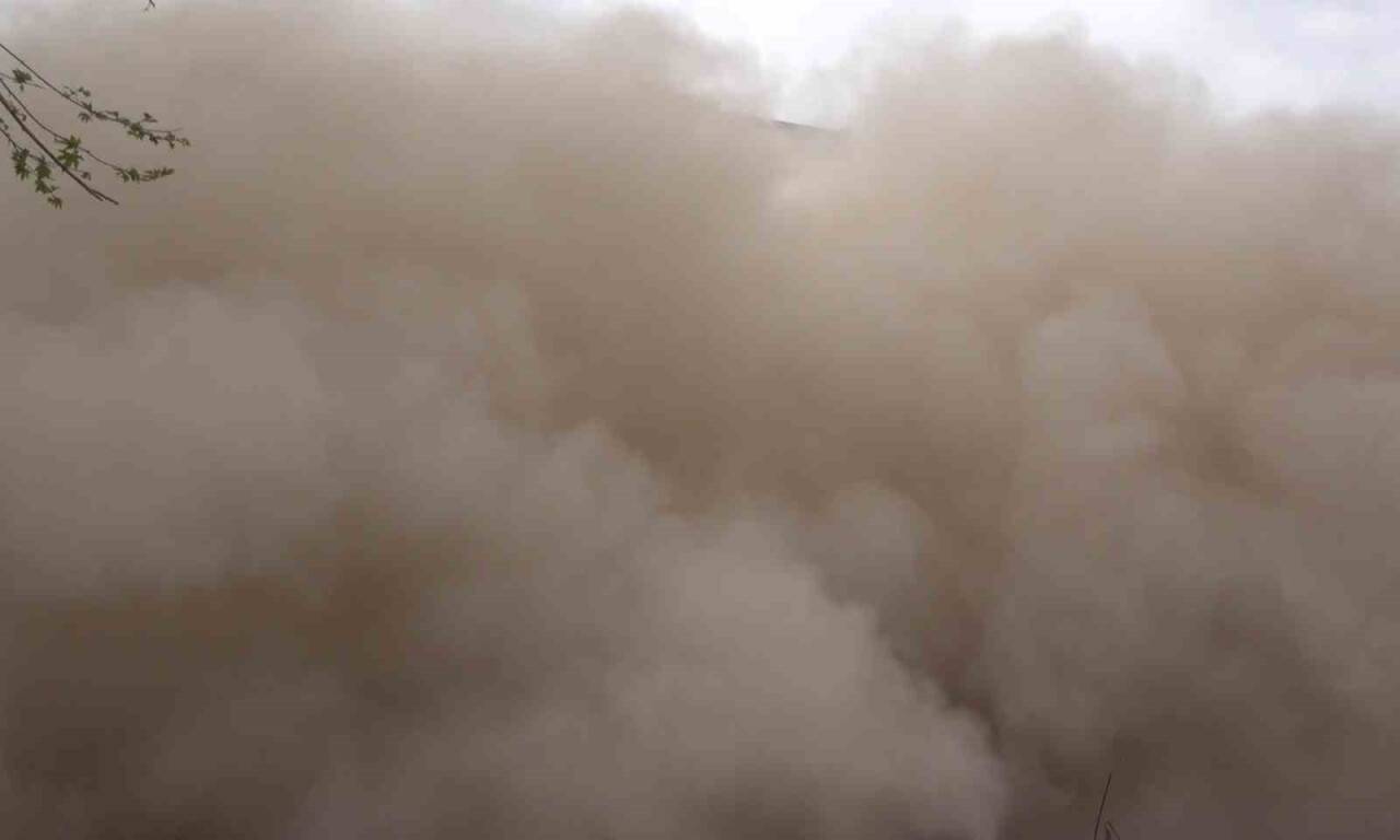 Saniyeler içinde yerle bir oldu: Vatandaşlar toz bulutuna rağmen ayrılmadılar