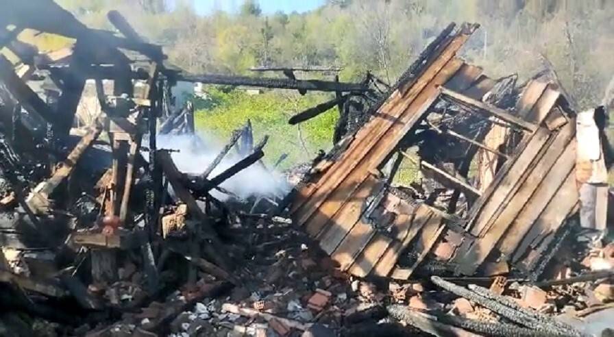 3 katlı evde çıkan yangında 1 kişi yaşamını yitirdi