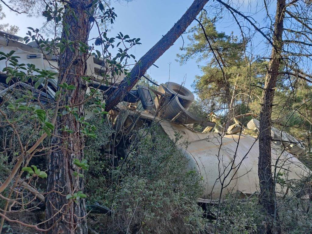 Tır 60 metre yükseklikten uçuruma yuvarlandı