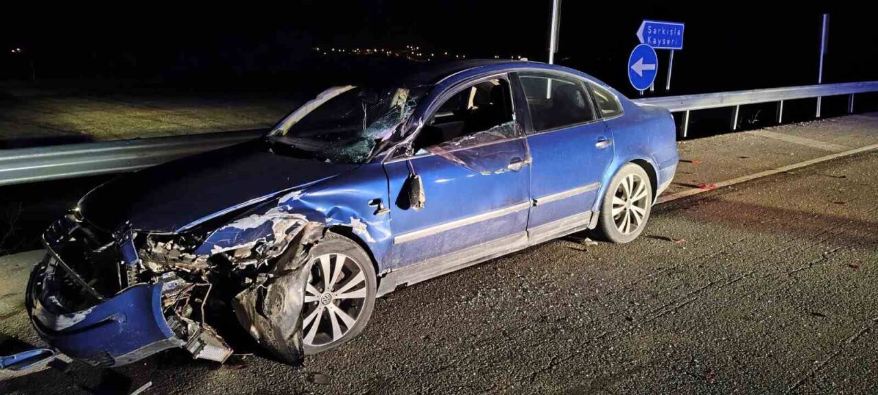 Şarkışla’da tır ile otomobil çarpıştı: 3 yaralı