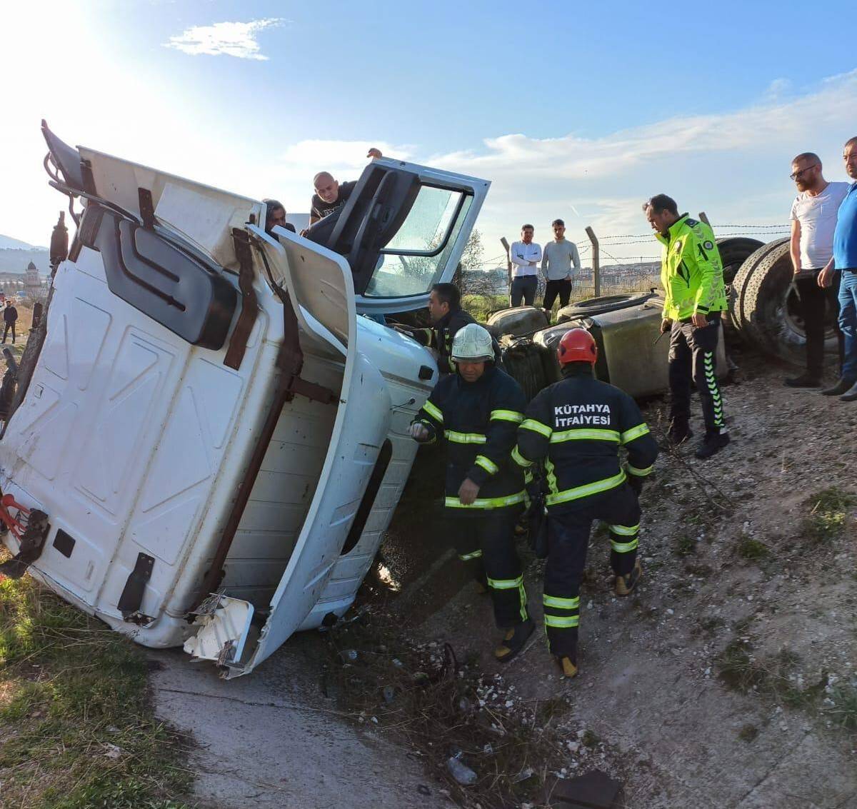 Tır şarampole devrildi: 1 yaralı