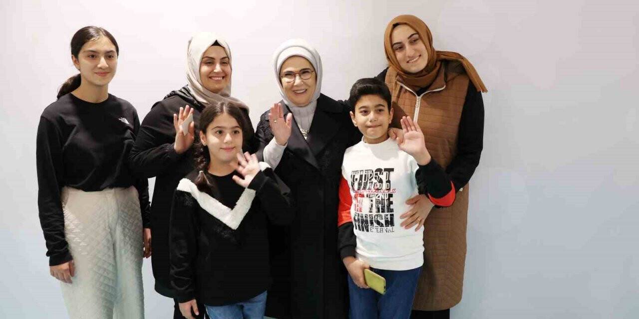 Emine Erdoğan, depremzede vatandaşlar ve hayırseverlerle iftarda bir araya geldi