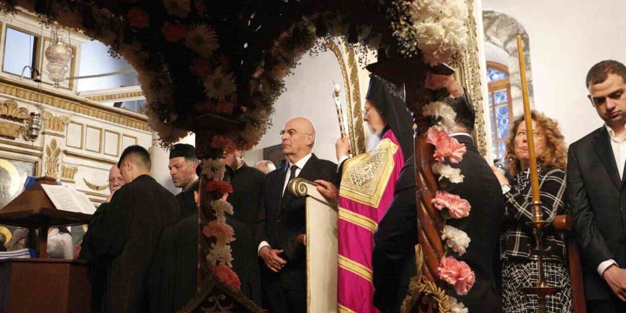 Yunanistan Dışişleri Bakanı Nikos Dendias, Gökçeada’da Patrik Bartholomeos’un yönettiği ayine katıldı