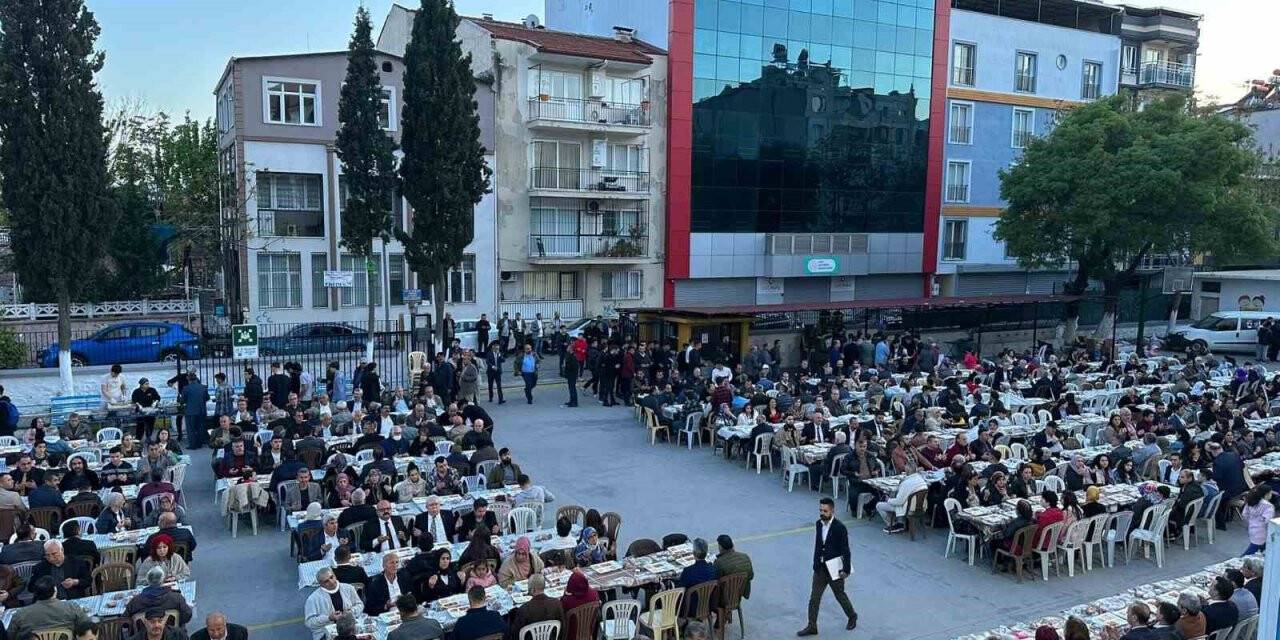 Ülkücüler 2 bin kişiyle iftar yaptı