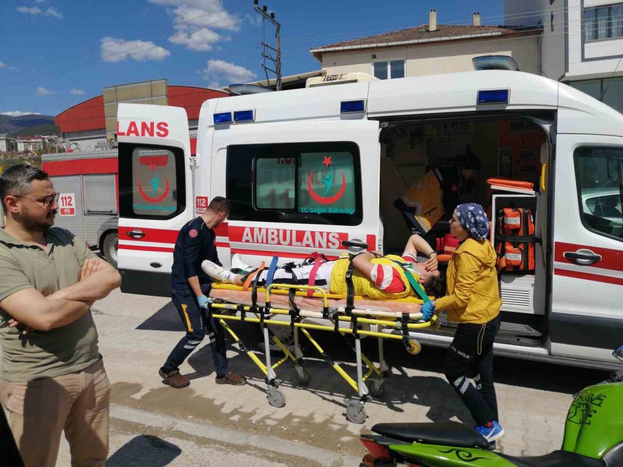 Motosiklet otomobile çarptı: 2 yaralı