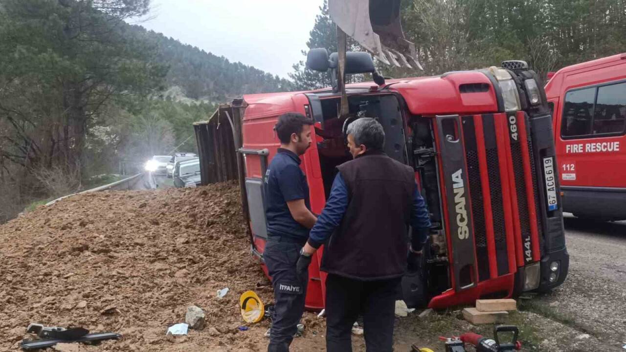 Virajı alamayan tır devrildi: 1 yaralı