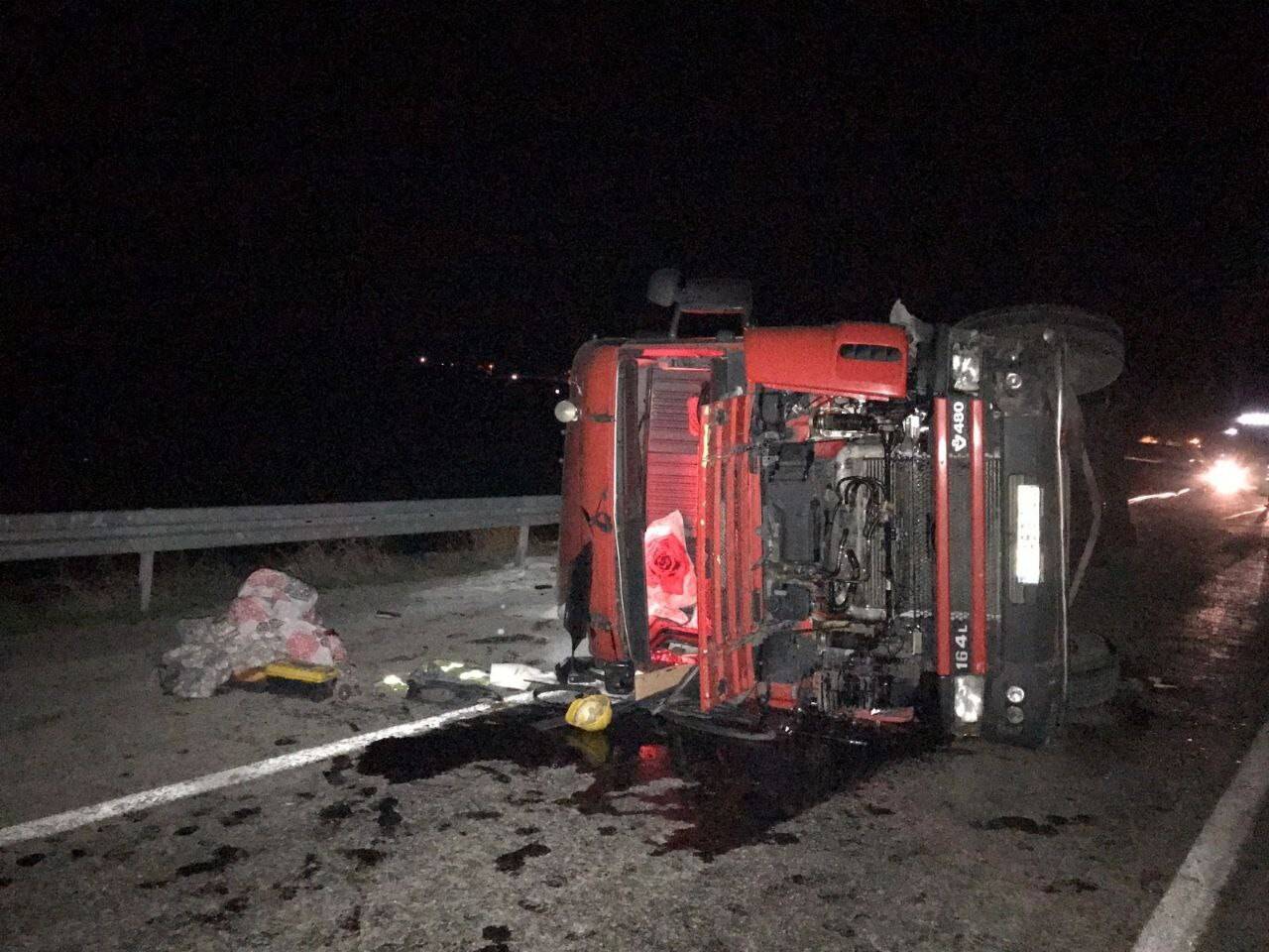 Otomobil ile çarpışan tır devrildi: 2’si çocuk 4 yaralı