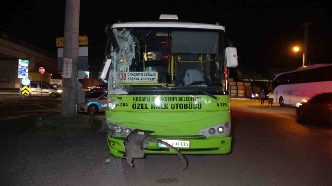 Otobüsle çarpışan ambulans yan yattı: 3 yaralı