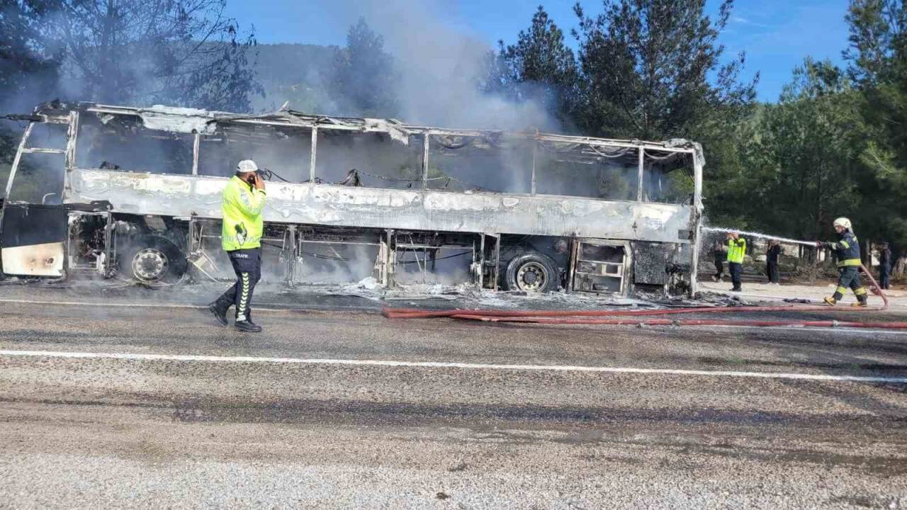 Seyir halindeki yolcu otobüsü alev alev yandı
