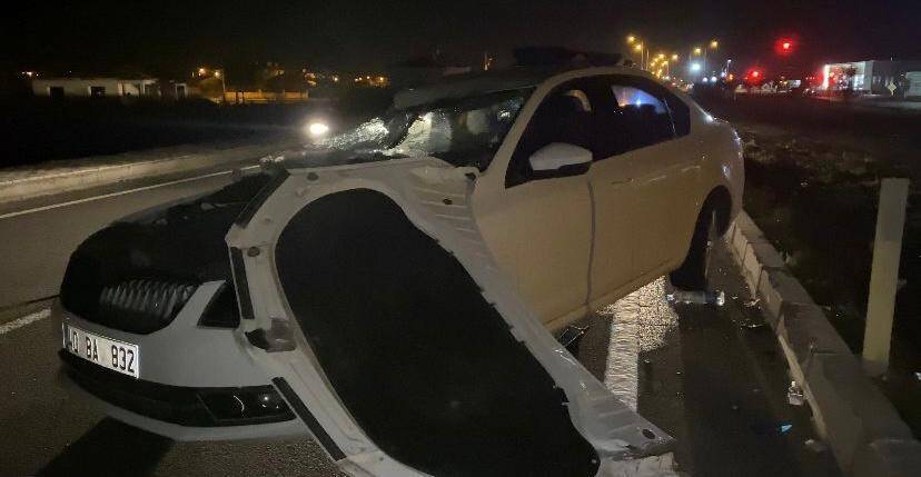 Kamyonete arkadan çarpan otomobil hurdaya döndü