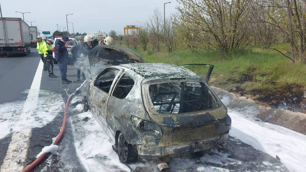 Tamirden çıkan otomobil otoyolda küle döndü