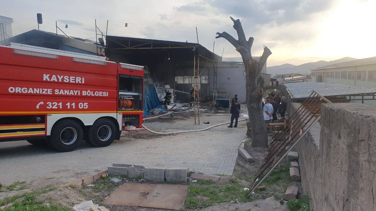 Bahçe mobilyaları üreten fabrikada yangın