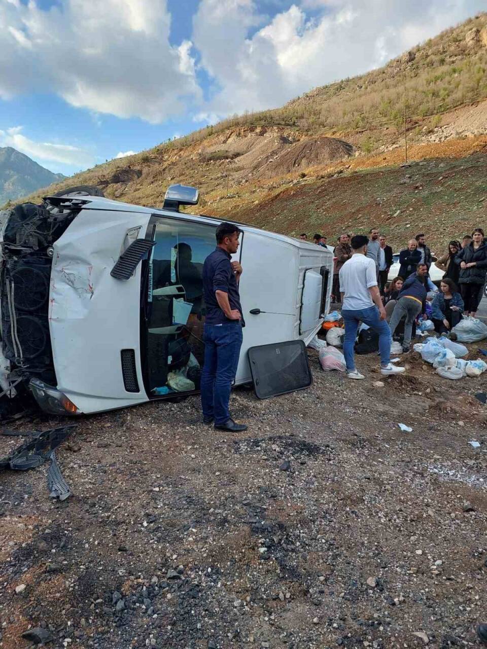 Yolcu minibüsü devrildi: 8 yaralı