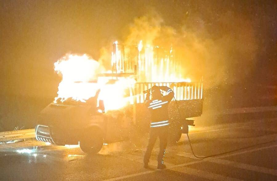 Malzeme yüklü kamyonet cayır cayır yandı