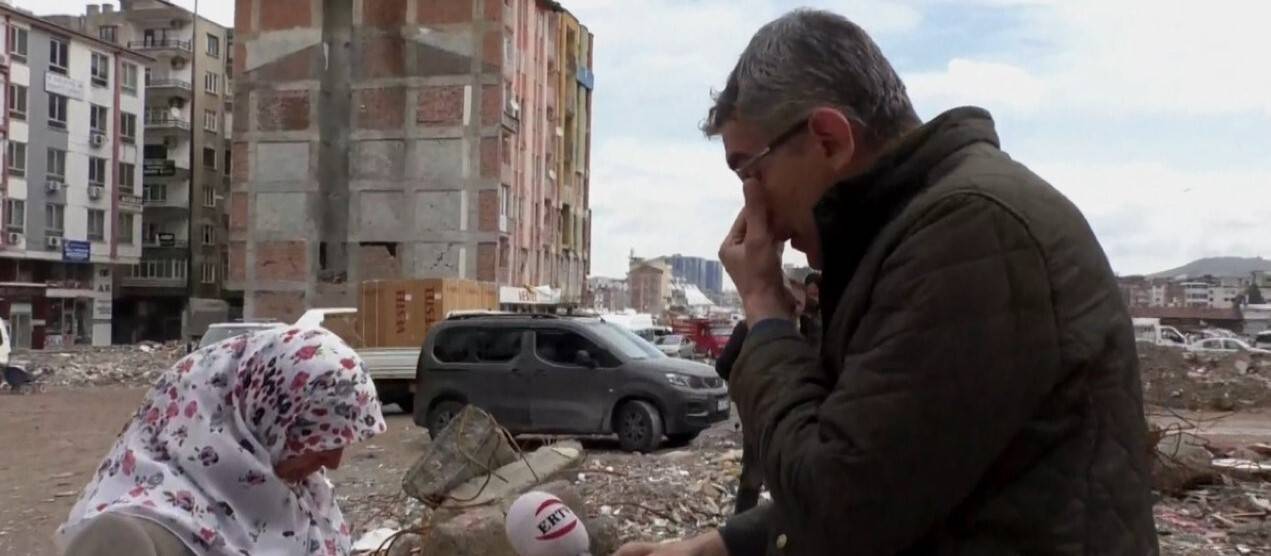 Muhabir canlı yayında gözyaşlarına boğuldu!