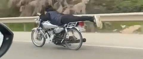 Canını hiçe saydı, motosikletin üzerinde uzanarak seyretti