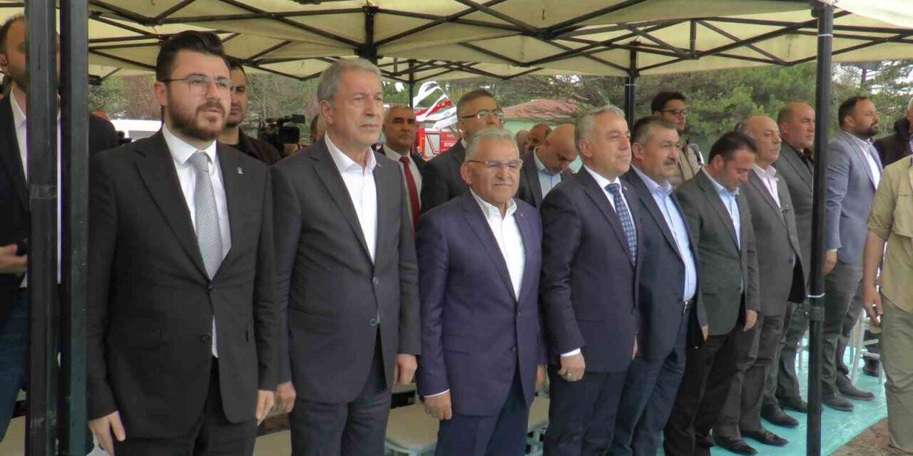 Bakan Akar: "Teröristlerle herkes arasında mesafe bırakmalıdır"