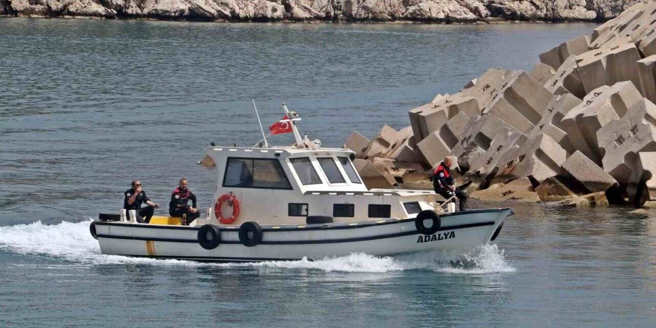Tekneyle gezen turistler fark etti, adada kadın cesedi bulundu