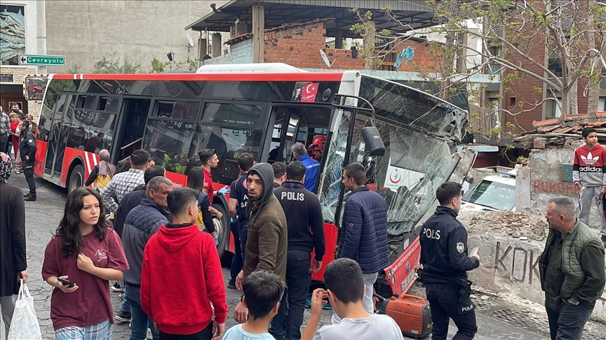 İzmir'de belediye otobüsü kaza yaptı:10 kişi yaralı