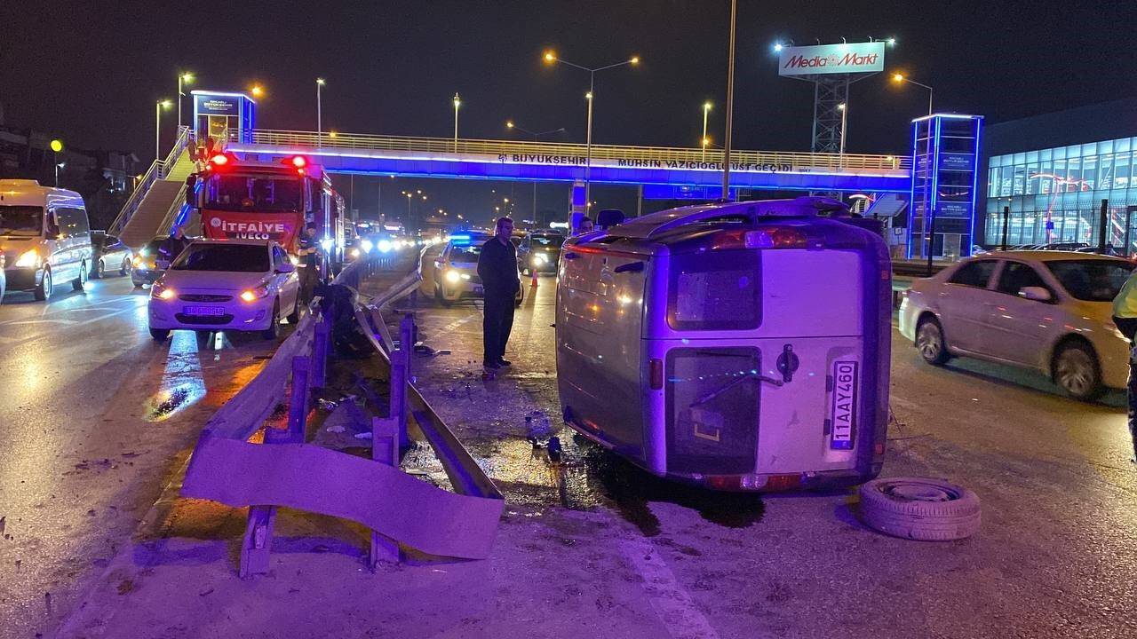 Bariyerlere çarpan hafif ticari araç devrildi