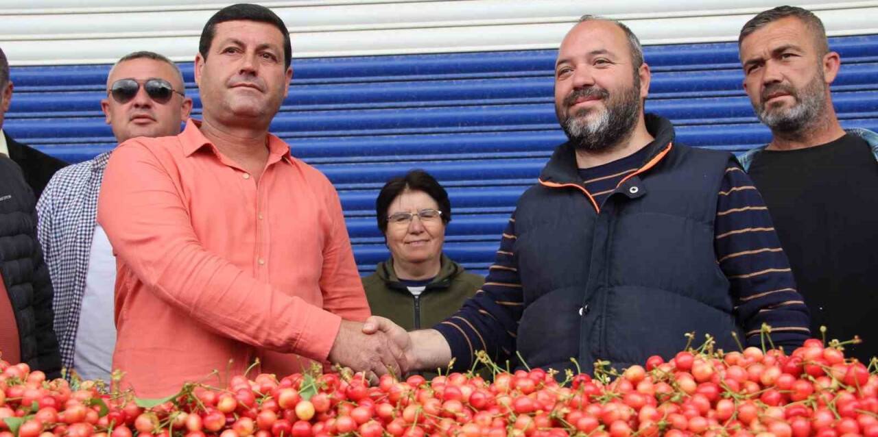 Sezonun ilk kirazı açık arttırmayla 800 TL’den satıldı