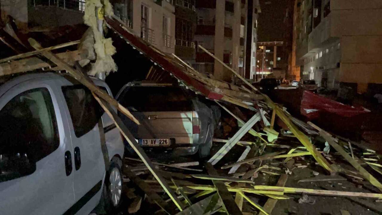 Fırtına bina çatısını uçurdu, 4 araç hasar gördü