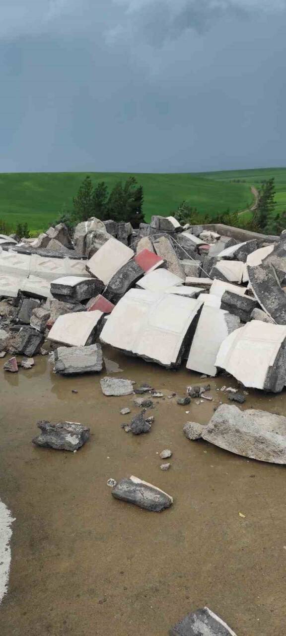 Fırtına minareleri yıktı, çatılar uçtu