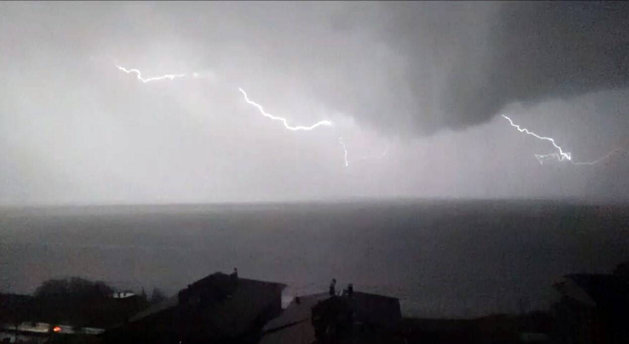 Van Gölü’ne düşen şimşekler geceyi gündüze çevirdi