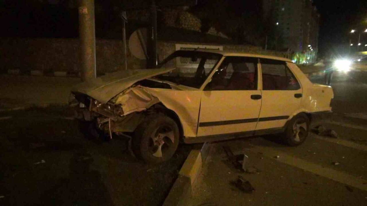 İki otomobil kavşakta çarpıştı: 2 yaralı