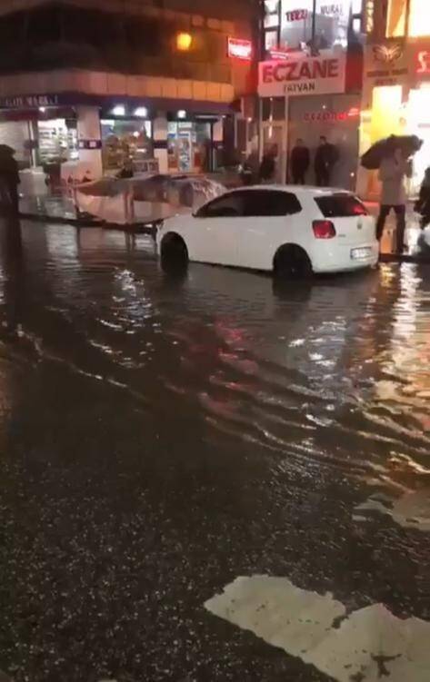 Sağanak yağış sonrası cadde ve sokaklar dereye döndü