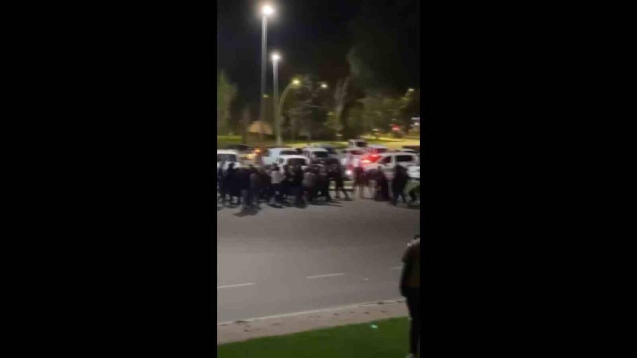 İki grubun kavgasında yumruklar havada uçuştu