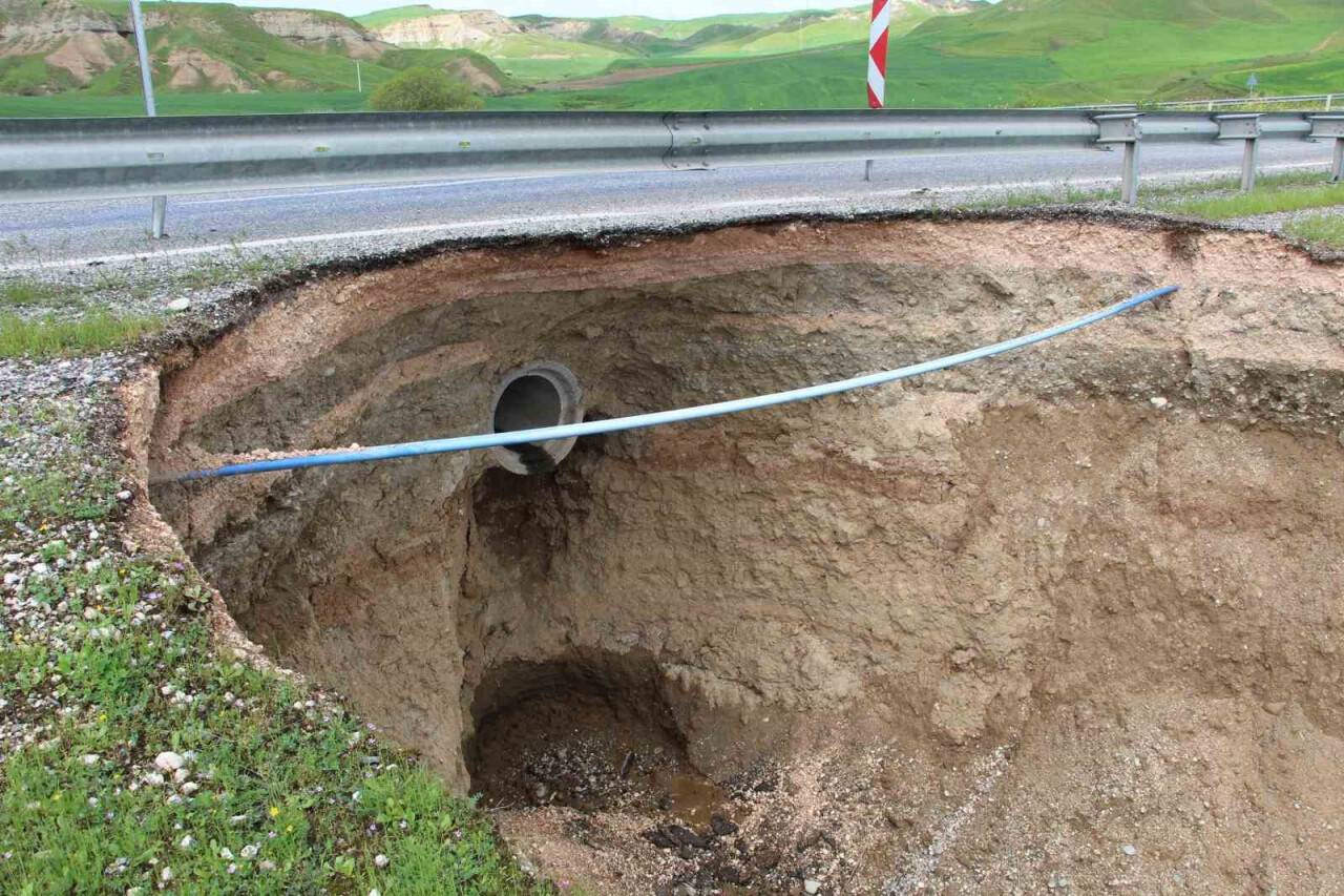 Batman'da karayolunda göçük