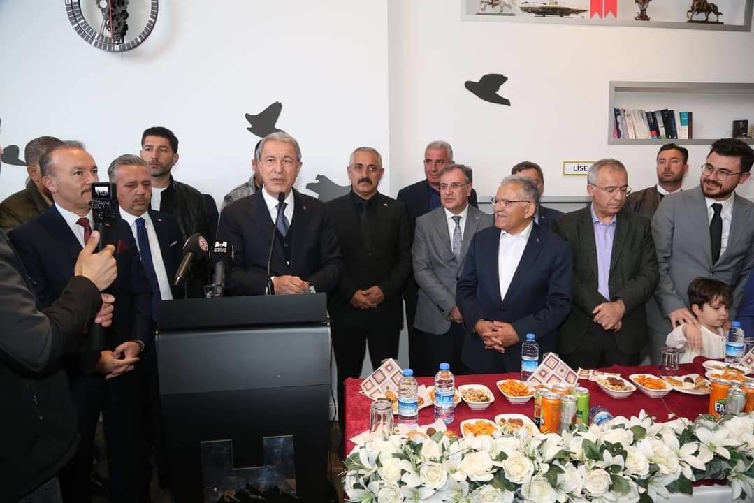 Bakan Akar: “Teröristler kan ağlıyor, bitecekler. Tek umutları seçim”