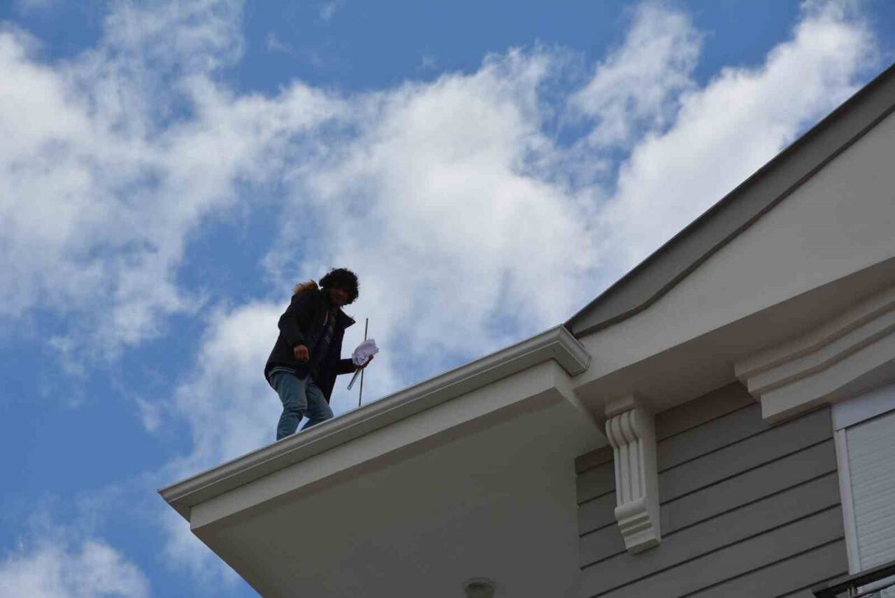 Protokolün hastane ziyareti sırasında çatıya çıkıp para istedi