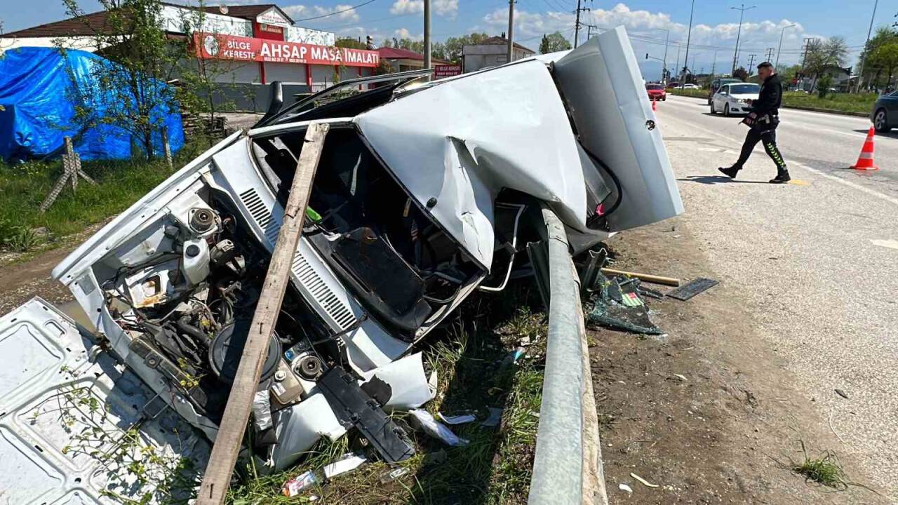 Bariyerlere saplanan otomobil paramparça oldu