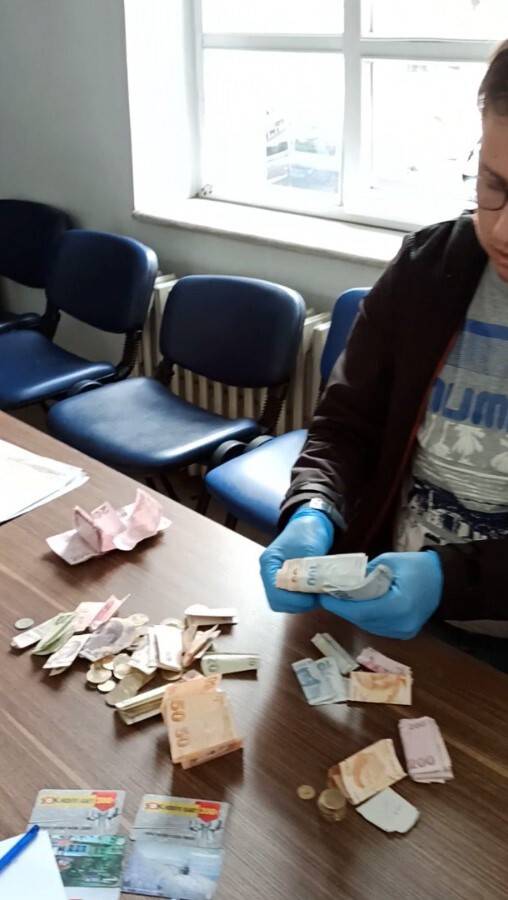Dilencinin üzerinden 11 bin 330 lira çıktı