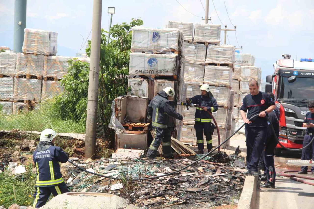 Otluk alan yangını seramiklere zarar verdi