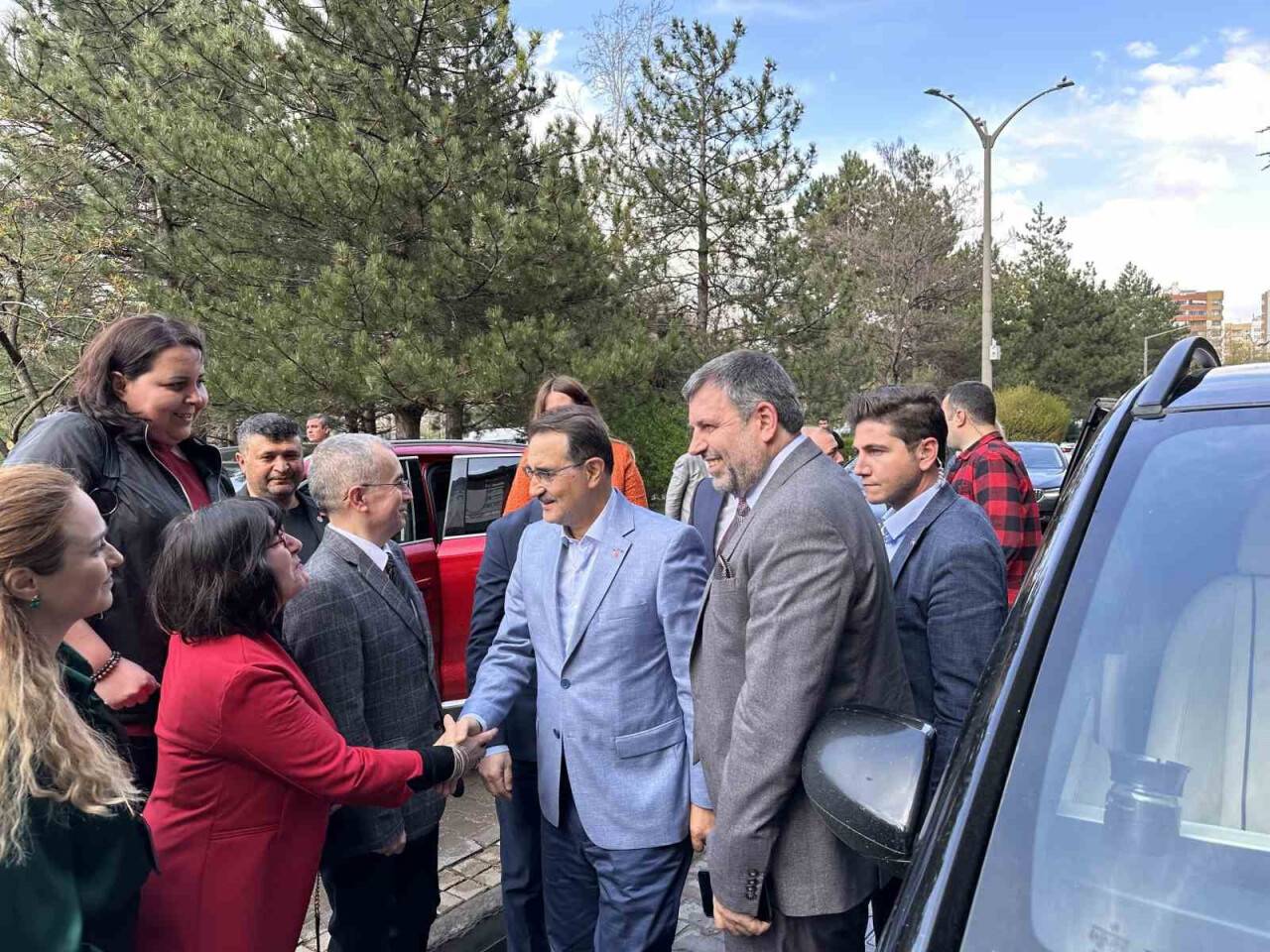 Bakan Dönmez huzurevi ve hastanede bulunan vatandaşlarla bayramlaştı